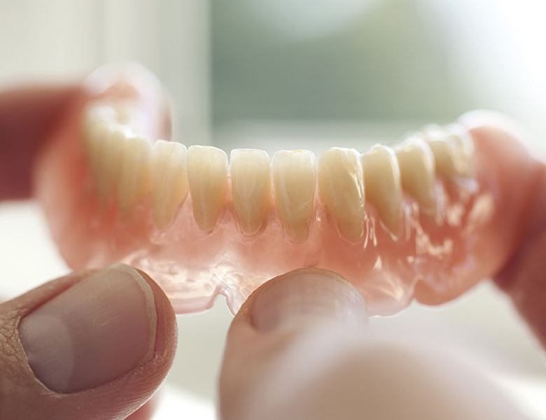 東京駅（京橋駅）徒歩2分の歯医者、精密根管治療、村岡歯科医院で入れ歯